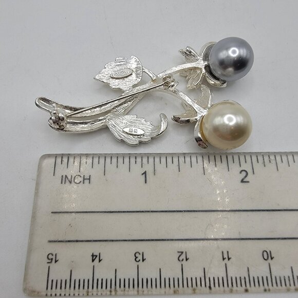 Vintage Avon MN Faux Pearl‎ And Crystal Silver Toned Flower Brooch - Picture 5 of 6